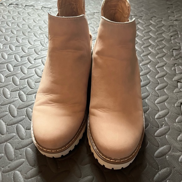 Bought from the buckle in the fall. Some blue coloring on ankle due to jeans. - Picture 3 of 6